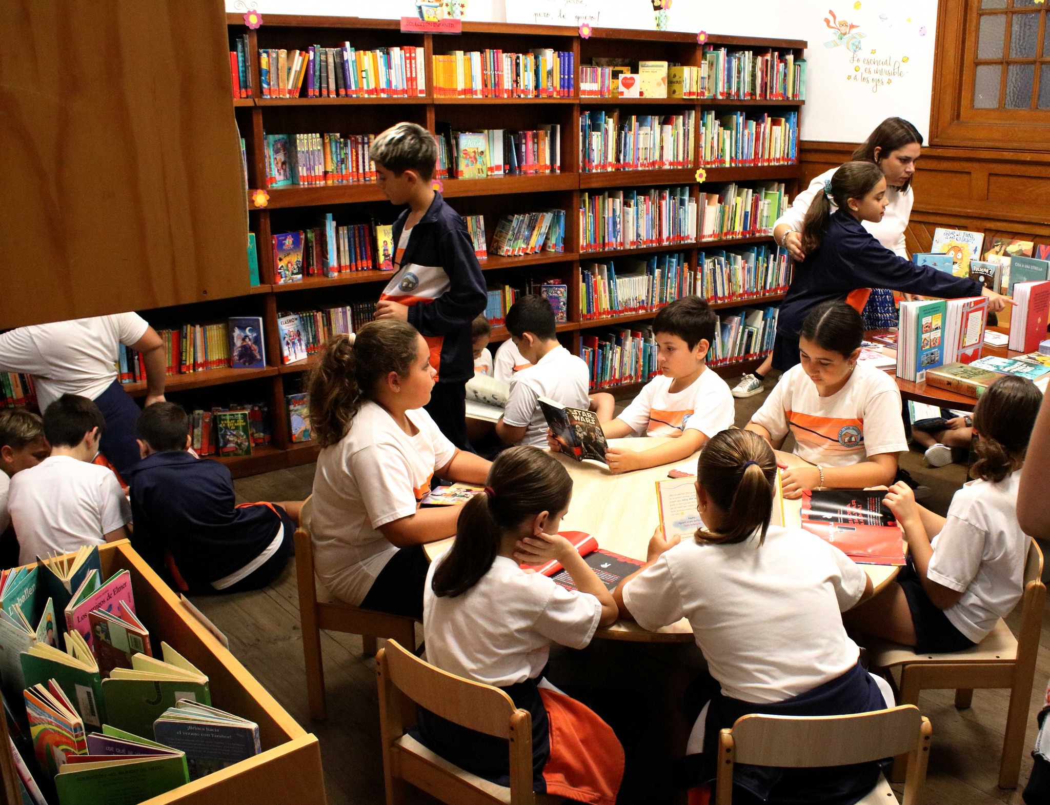 visitas de escolares a la biblioteca para conocer los recursos