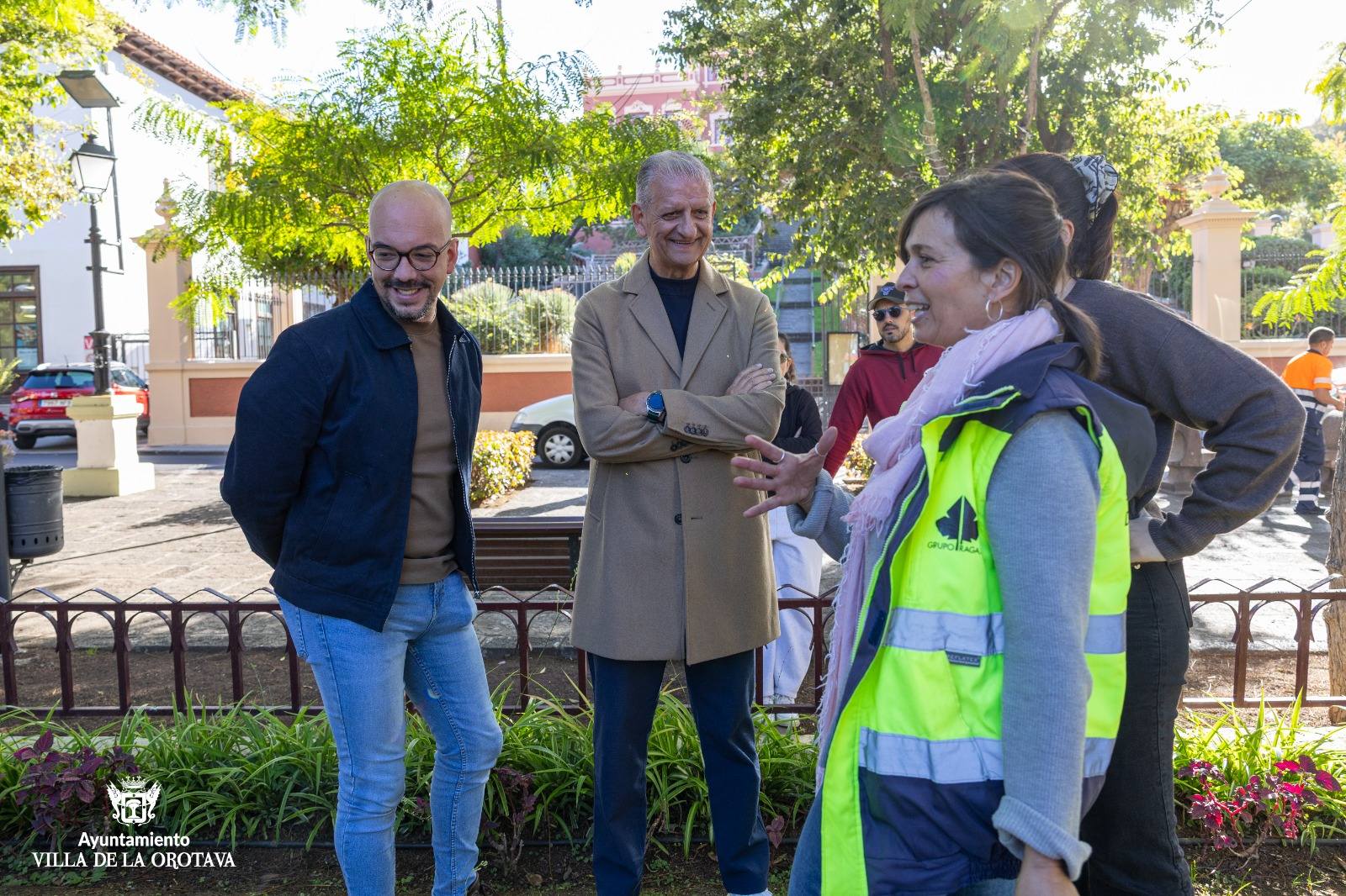 ‘Pequeños jardineros’ ayudan en la plantación de las flores de pascua