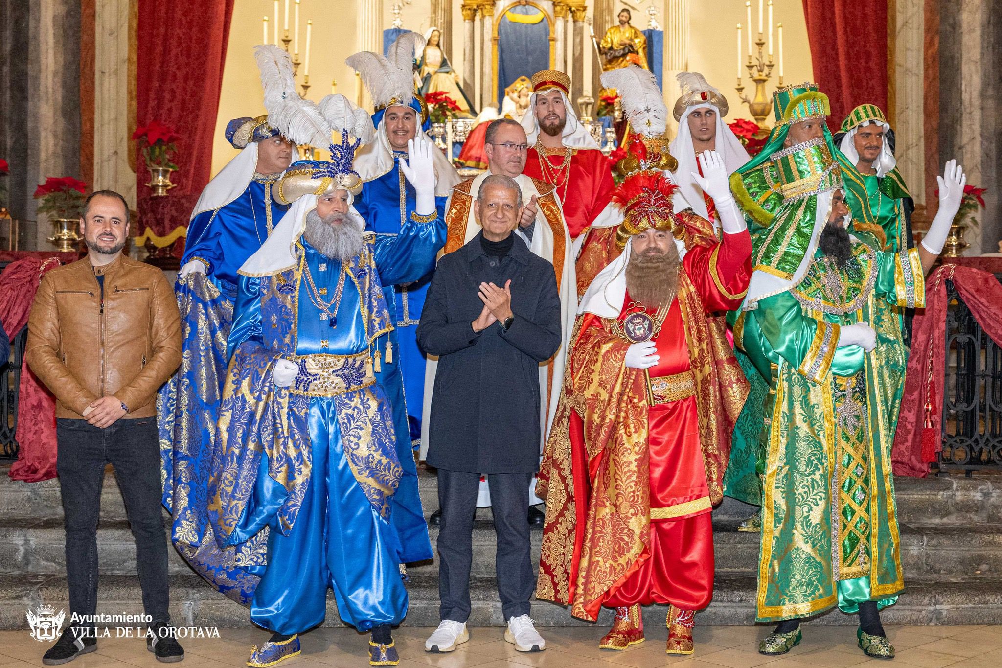 Sus Majestades los Reyes Magos de Oriente visitaron La Orotava y recibieron las cartas de cientos de niños en los templos de la Villa