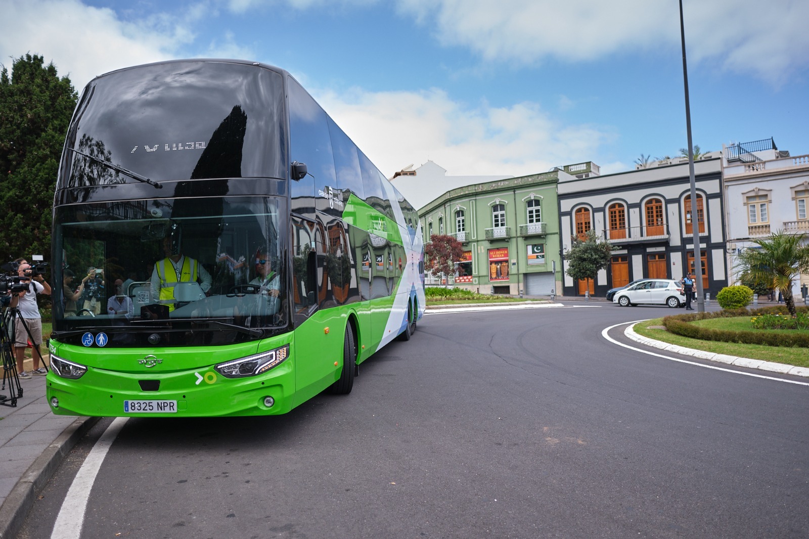 La guagua de dos pisos llega al norte de Tenerife para reforzar las líneas 108 y 100, con un 90% de usuarios residentes