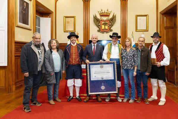 El Ayuntamiento de La Orotava otorga la Medalla de Plata a la Agrupación Folclórica Oroval por su dedicación a la preservar el folclore canario