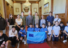 El Alcalde, Francisco Linares, y los alumnos participantes en el intercambio Erasmus